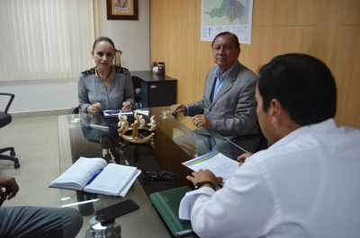 Reunión de trabajo entre la prefecta encargada de Imbabura, María Gabriela Jaramillo, y el alcalde de Otavalo, Gustavo Pareja. 