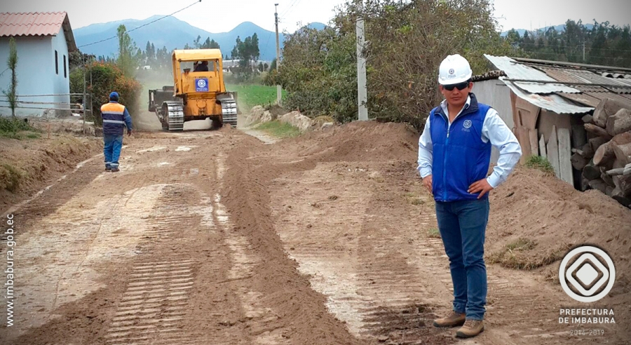 En la comunidad Piava – Chupa, cantón Cotacachi, la prefectura ejecuta la obra de asfaltado de la principal carretera.