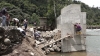 La destrucción del puente en la comunidad Río Verde dificulta el tránsito de los pobladores. La Prefectura asumió acciones inmediatas para dar solución a este problema.