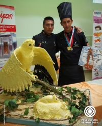 Chefs imbabureños que ganaron el primer lugar en decoración de pastelería en mantequilla. Ellos dirigen la feria gastronómica de navidad que se presenta este día en Ibarra. 