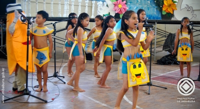 En un festival de coros, los estudiantes de los planteles educativos de Otavalo y Cotacachi expresan emocionados mensajes sobre el cuidado del ambiente.
