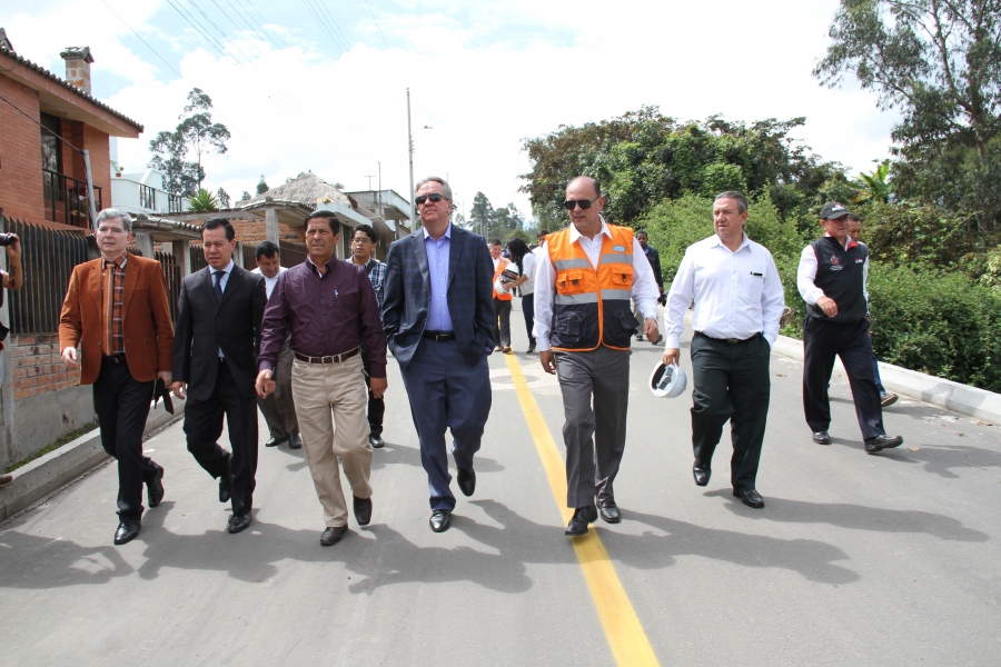 Autoridades de la Prefectura, Municipio de Ibarra y EMAPA -I recorren la obra de asfaltado.