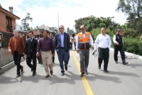 Autoridades de la Prefectura, Municipio de Ibarra y EMAPA -I recorren la obra de asfaltado.
