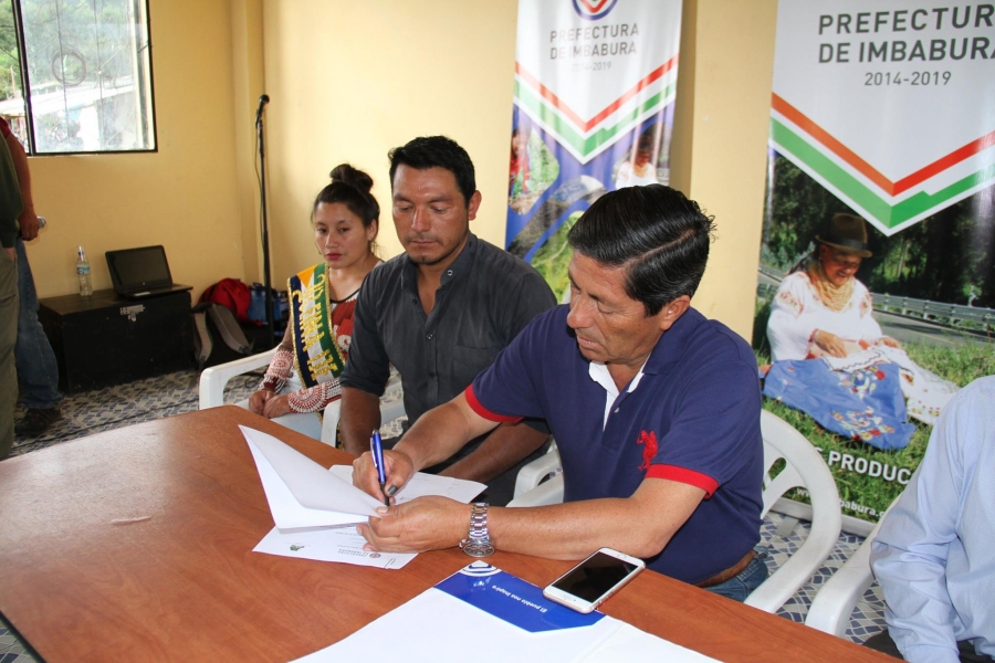 Firma de convenio para llevar a cabo la segunda fase del plan en esta jurisdicción perteneciente a Cotacachi.  