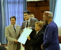 El prefecto Pablo Jurado recibe la certificación que entrega la UNESCO, considerando a Imbabura como Geoparque Mundial.
