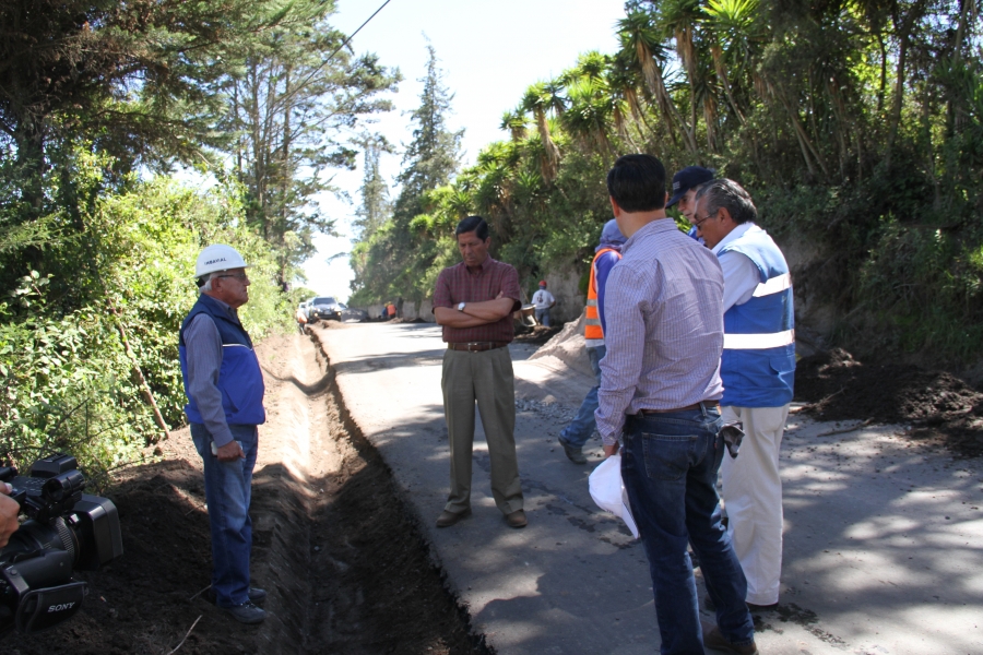 El prefecto de Imbabura, Pablo Jurado, recorre la vía asfaltada entre el Puente Ambi y Puente Pichaví. Allí solicita que se tome en cuenta todos los aspectos técnicos para garantizar  seguridad. 