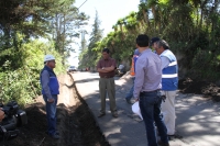 El prefecto de Imbabura, Pablo Jurado, recorre la vía asfaltada entre el Puente Ambi y Puente Pichaví. Allí solicita que se tome en cuenta todos los aspectos técnicos para garantizar  seguridad. 