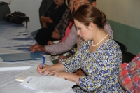 La viceprefecta María Gabriela Jaramillo firma los convenios para intervenir activamente en la ejecución de obras en Apuela.