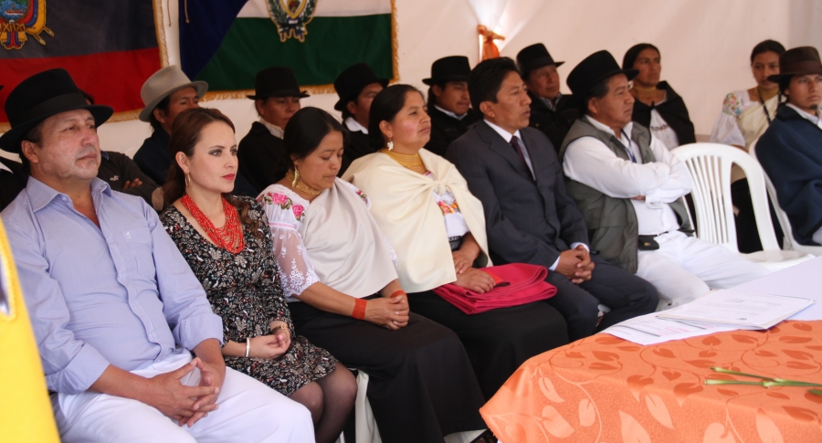 Autoridades presentes en la sesión conmemorativa de los 69 años de parroquialización. 