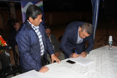El prefecto de Imbabura, Pablo Jurado, firma el contrato para ejecutar la obra de asfaltado y ampliación de la vía, considerada como estratégica para el desarrollo productivo de la provincia.