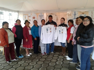 Representantes de la Asociación de  Bordadoras y Artesanos de la comunidad de Zuleta entregaron a la viceprefecta María Gabriela Jaramillo, el encargo de promocionar su trabajo en Estados Unidos.