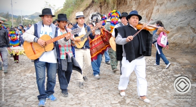 Los pobladores de distintas comunidades de Otavalo llegaron a Mojandita de Curubí para compartir la fiesta.