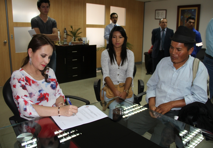 Firma de convenio entre la prefecta de Imbabura (e) María Gabriela Jaramillo y los representantes de la comunidad Peñaherrera para poner en marcha el proyecto. 