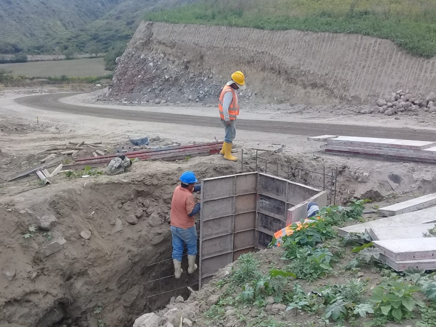Los trabajos de asfaltado de la vía Chaltura - Santiago del Rey están en plena ejecución. El proyecto atraviesa un sector netamente productivo y turístico