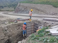 Los trabajos de asfaltado de la vía Chaltura - Santiago del Rey están en plena ejecución. El proyecto atraviesa un sector netamente productivo y turístico
