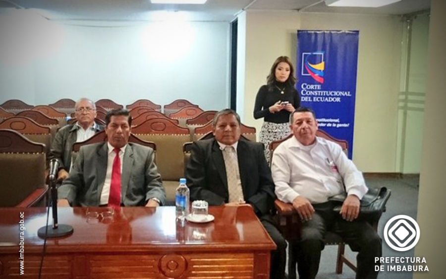 En la Corte Constitucional, el prefecto de Imbabura, Pablo Jurado, y los dirigentes del Comité Promejoras de Las Golondrinas. 