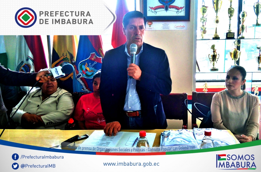 El prefecto de Imbabura, Pablo Jurado, durante su intervención en la rueda de prensa de las organizaciones sociales y políticas. 