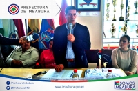 El prefecto de Imbabura, Pablo Jurado, durante su intervención en la rueda de prensa de las organizaciones sociales y políticas. 