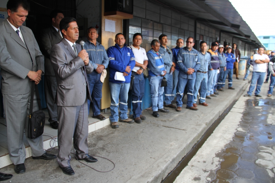 El prefecto de Imbabura, Pablo Jurado, durante el saludo de año nuevo a los trabajadores de la institución.