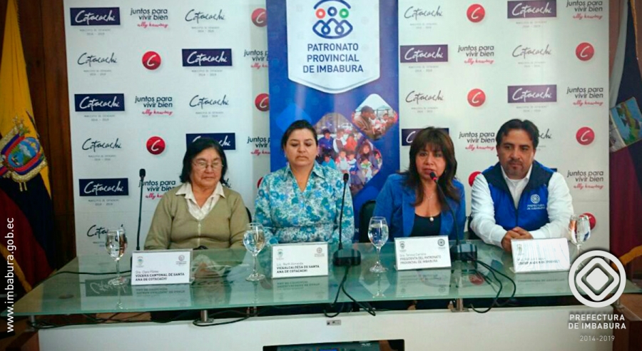 Autoridades del Gobierno Autónomo Descentralizado de Cotacachi y del Patronato Provincial informan en rueda de prensa sobre la realización de este evento de capacitación.