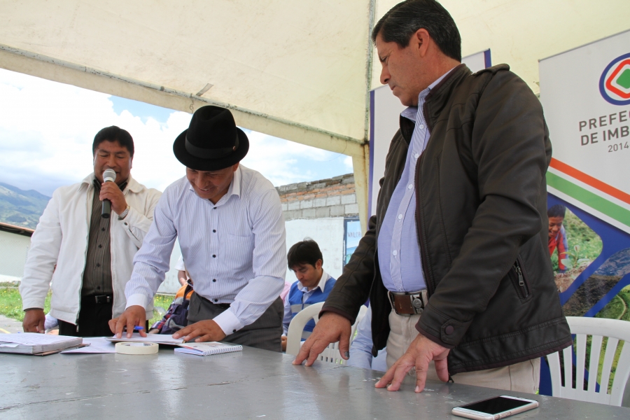 Amadeo Casco, presidente del Gobierno Parroquial, y el prefecto Pablo Jurado, durante la firma del convenio.