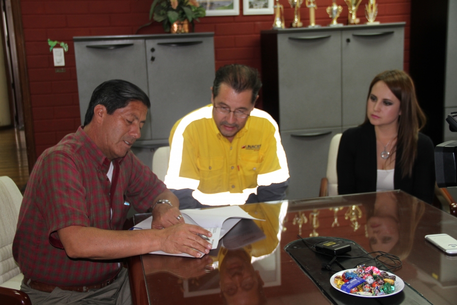 El prefecto Pablo Jurado y el apoderado especial de UNACEM, Eduardo Sánchez, durante la firma del convenio. 
