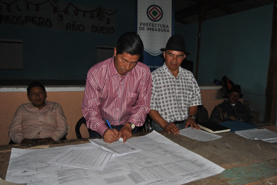 El Prefecto de Imbabura, Pablo Jurado, firma el contrato para ejecutar las obras de riego en Imantag.