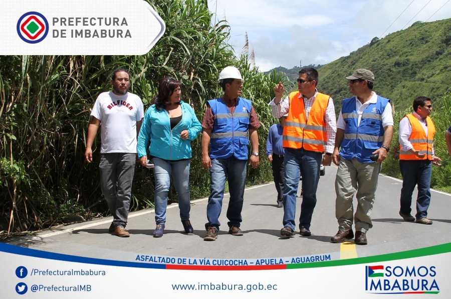 En la comunidad Aguagrum las autoridades del Gobierno Provincial de Imbabura y equipo técnico recorren la vía asfaltada. 