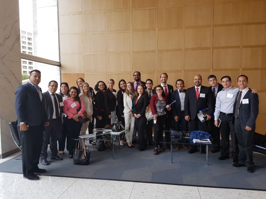 La viceprefecta de Imbabura, MaríaGabriela Jaramillo (al centro) junto a los participantes del programa en Estados Unidos.