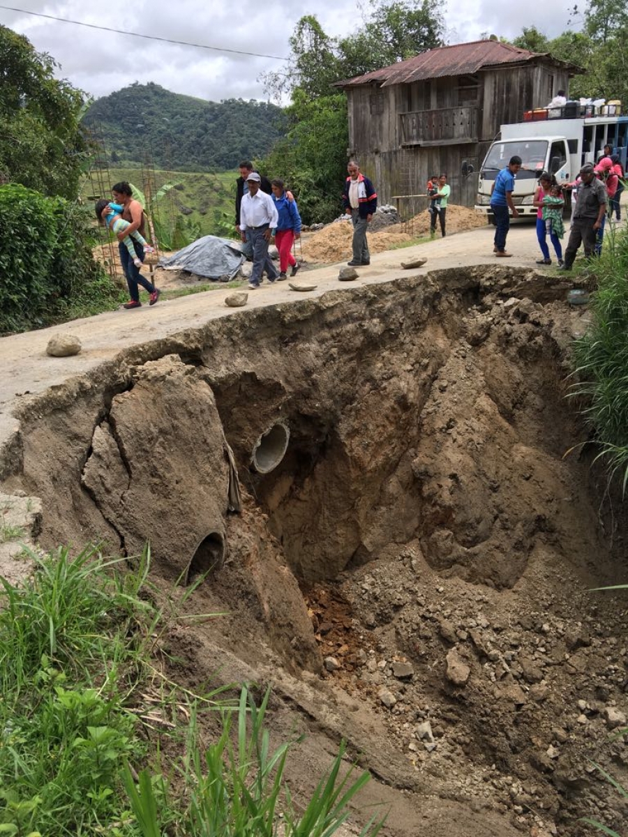 En la comunidad Villaflora se registra el hundimiento de la mesa de la carretera. En este sector se construirán pedraplenes y un relleno para facilitar la movilización. 