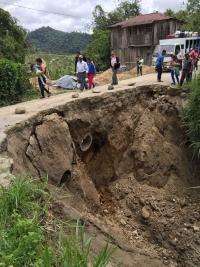 En la comunidad Villaflora se registra el hundimiento de la mesa de la carretera. En este sector se construirán pedraplenes y un relleno para facilitar la movilización. 
