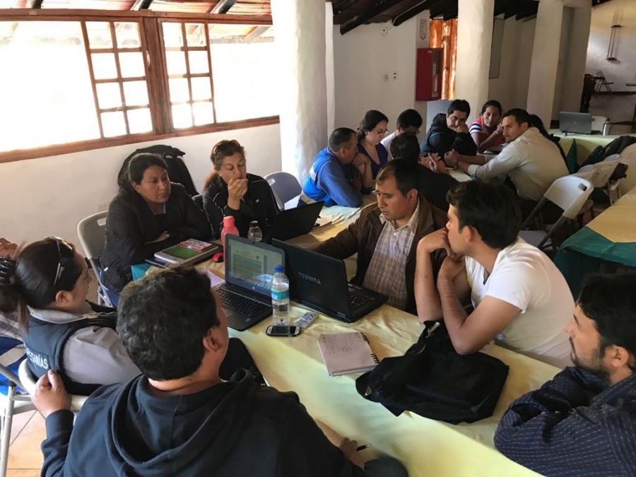 Mesas de trabajo conformadas durante el taller.