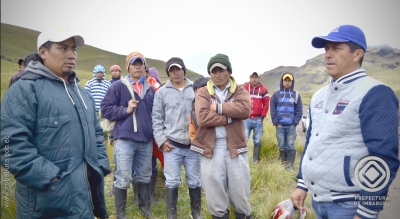 El prefecto Pablo Jurado en su recorredio por la comunidad de Piñán en compañía de los habitantes. 