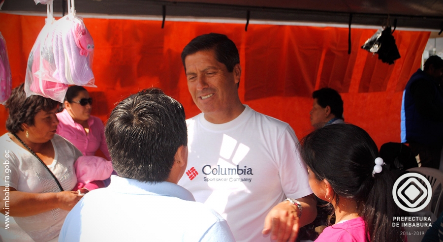 El prefecto de Imbabura, Pablo Jurado, recorre los stands de la feria.