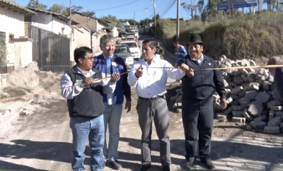 Las autoridades de la Prefectura y gobiernos parroquiales de La Esperanza y Angochagua inauguran los trabajos realizados.