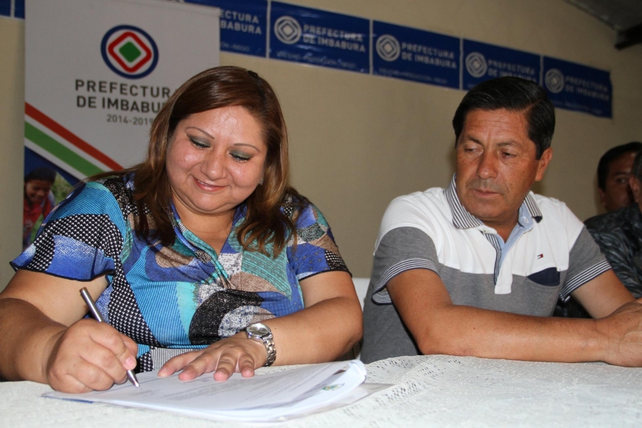 Junto al prefecto de Imbabura, Pablo Jurado, Gimena Chamorro, presidenta del Gobierno Parroquial de Sigsipamba, firma como testigo del inicio de la obra de riego .