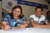 Junto al prefecto de Imbabura, Pablo Jurado, Gimena Chamorro, presidenta del Gobierno Parroquial de Sigsipamba, firma como testigo del inicio de la obra de riego .