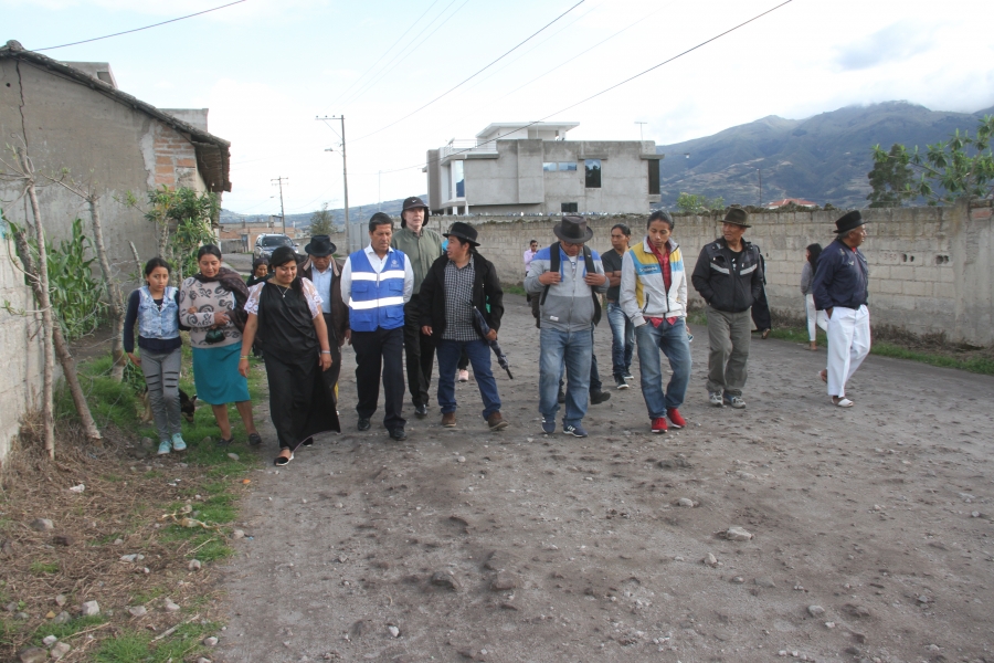 El prefecto de Imbabura, Pablo Jurado, acompañado de los moradores de la Compañía, recorre la vía Atahualpa.