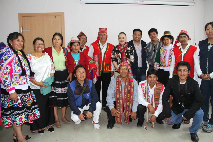 La viceprefecta de Imbabura, María Gabriela Jaramillo,  recibe en el salón de la Prefectura a las autoridades y líderes de las poblaciones campesinas del Cusco, Perú. 
