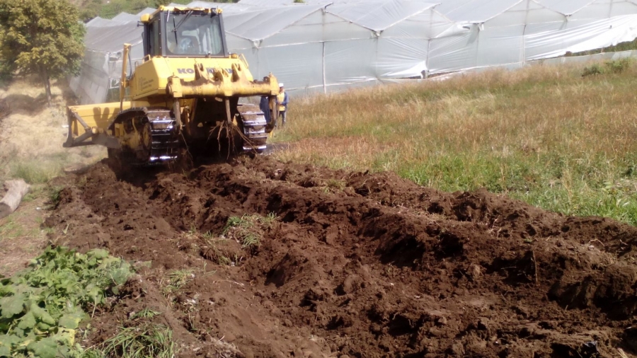 En las comunidades de Pimampiro, el tractor roturador de la Prefectura operando para recuperar las tierras improductivas.