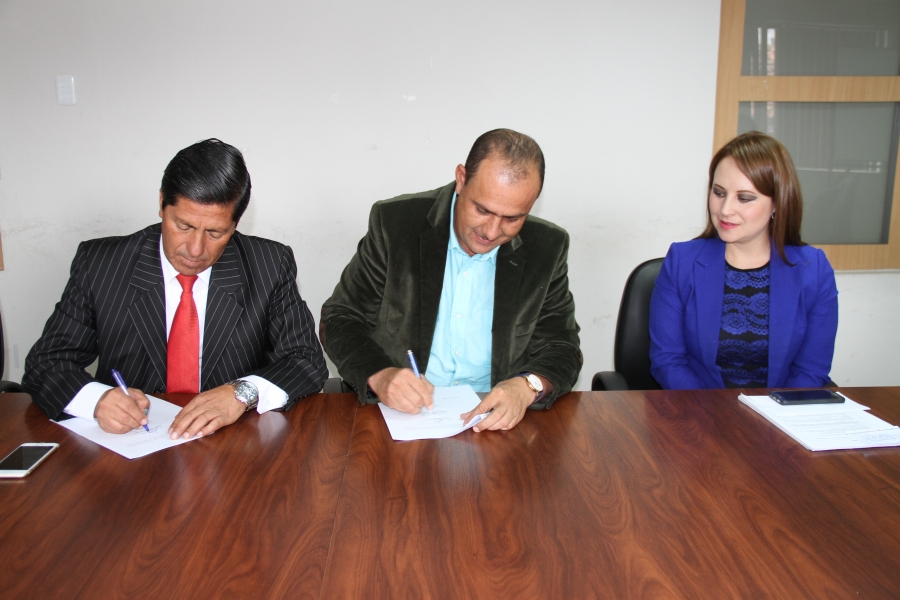 El prefecto Pablo Jurado; el alcalde de San Lorenzo Gustavo Samaniego; y, la viceprefecta María Gabriela Jaramillo, durante la firma del convenio.