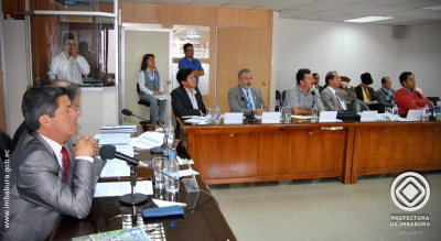 Autoridades del Consejo Provincial de Imbabura conocen el informe del trabajo realizado por el equipo técnico biprovincial sobre la solución de límites.
