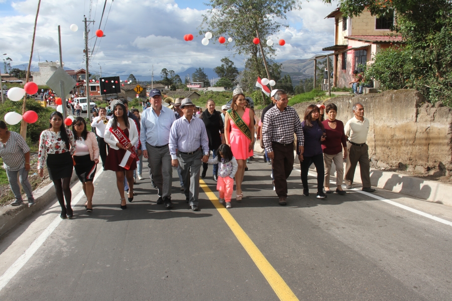 El prefecto Pablo Jurado, el alcalde Álvaro Castillo, autoridades de Gobierno Parroquial, dirigentes y representantes del sector encabezaron el recorrido por la vía asfaltada.