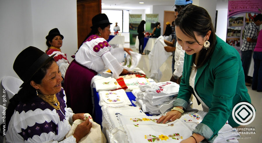 La Viceprefecta de Imbabura, María Gabriela Jaramillo, visita la exposición de proyectos de las parroquias rurales