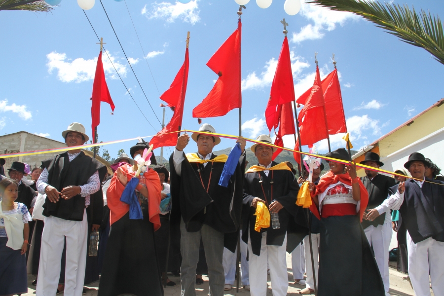 Autoridades y pobladores participan en el acto de inauguración del adoquinado en San Rafael.