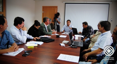 El Prefecto de Imbabura, Pablo Jurado, expone a los alcaldes y delegados de los municipios la propuesta de trabajo conjunto para impulsar proyectos viales.