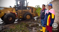 El prefecto de Imbabura, Pablo Jurado, recorre el sitio afectado por la inundación y constata el trabajo de la maquinaria y equipo técnico.