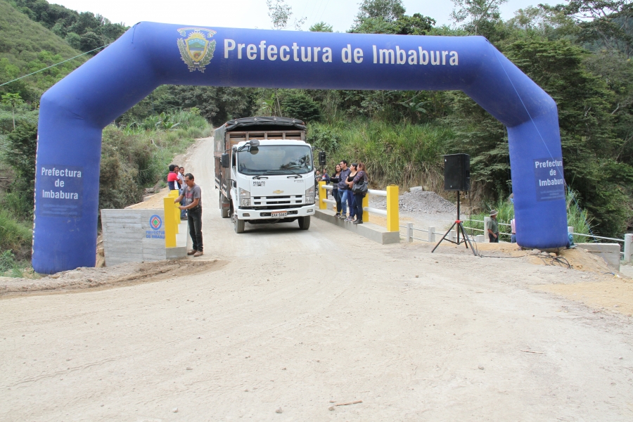 Los pobladores participaron en la inauguración del puente construido por la Prefectura.