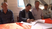 El gerente de EMAPAI, Arturo Fuentes; el prefecto de Imbabura, Pablo Jurado; y, el alcalde de Ibarra, Álvaro Castillo, durante la firma del convenio.