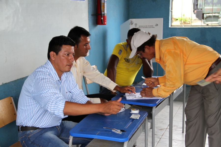 En la Junta Receptora del Voto, ubicada en la Unidad Educativa “Santa Ana de Cotacachi”, se registra la presencia de votantes.